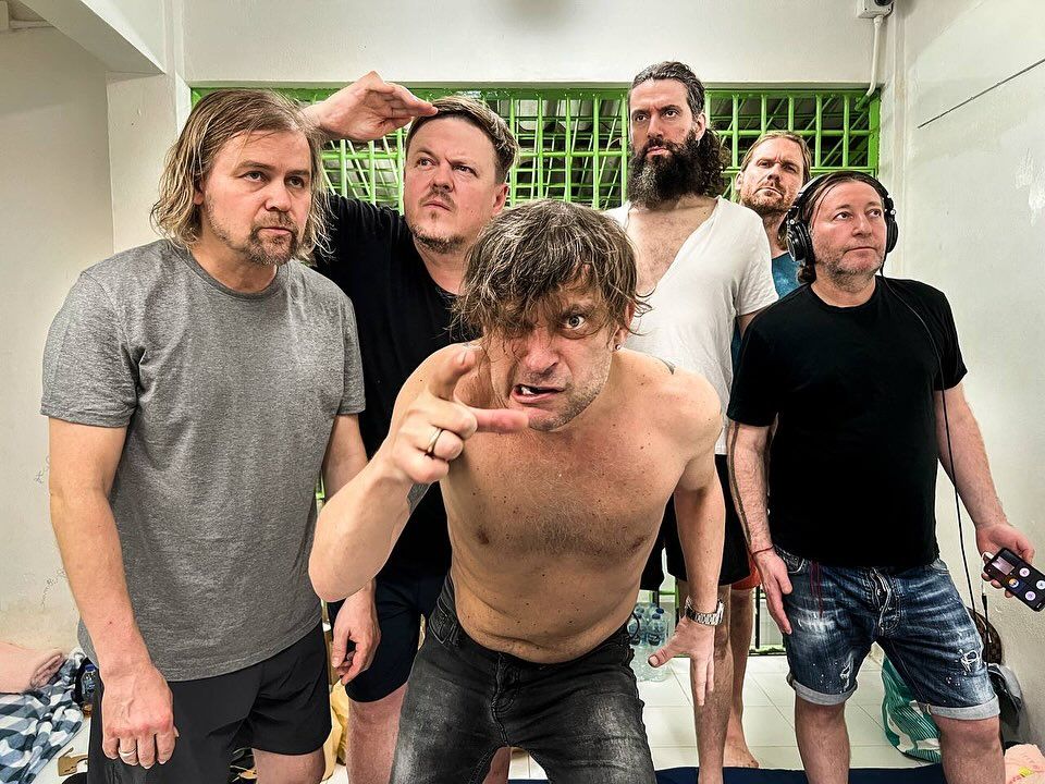 Потрапивши до тайської в'язниця "ЬІ-2" спочатку гралися у джентльменів удачі