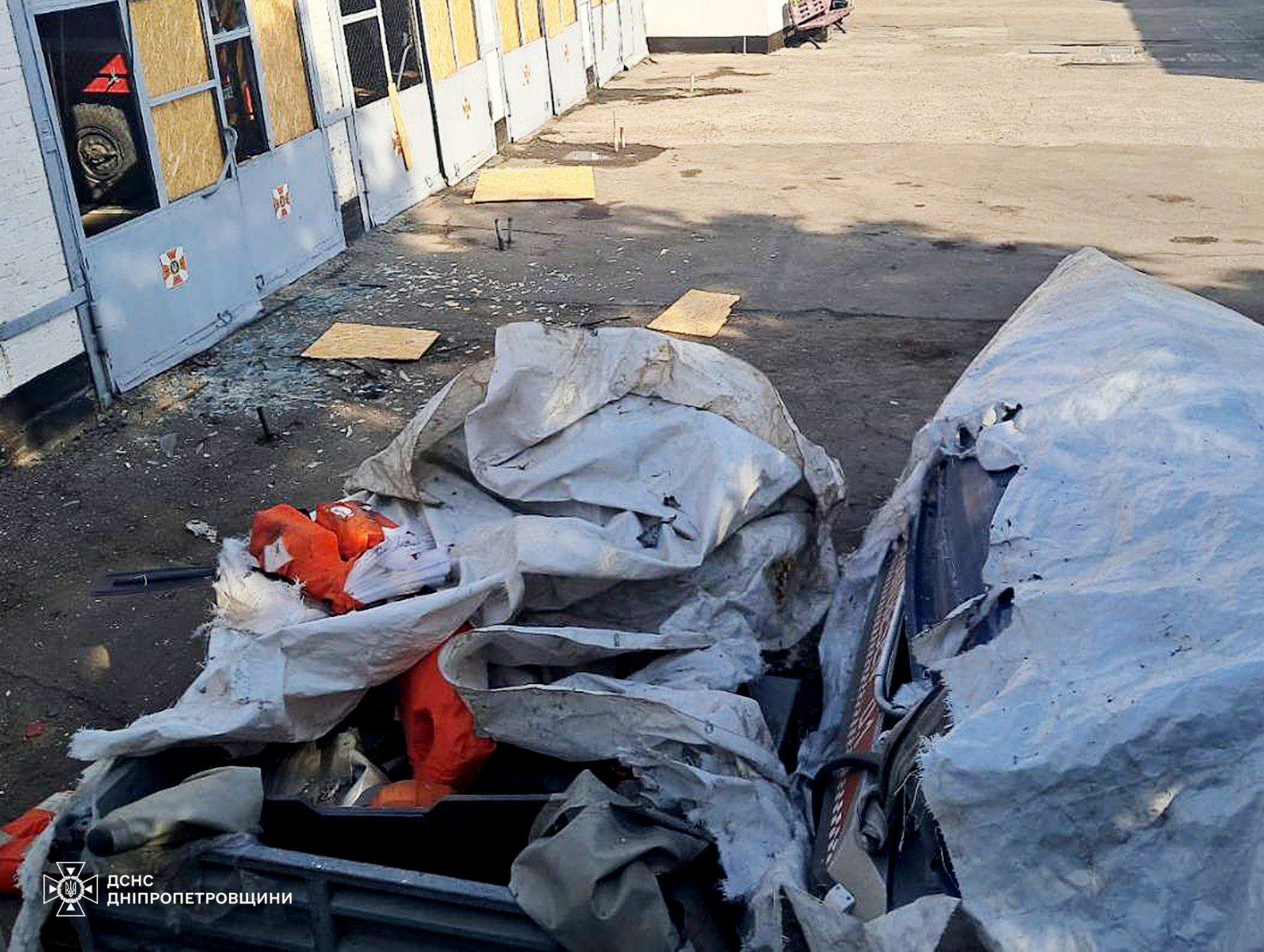 Последствия обстрела пожарно-спасательной части в Никополе. Фото - ГСЧС Последствия обстрела пожарно-спасательной части в Никополе. Фото - ГСЧС