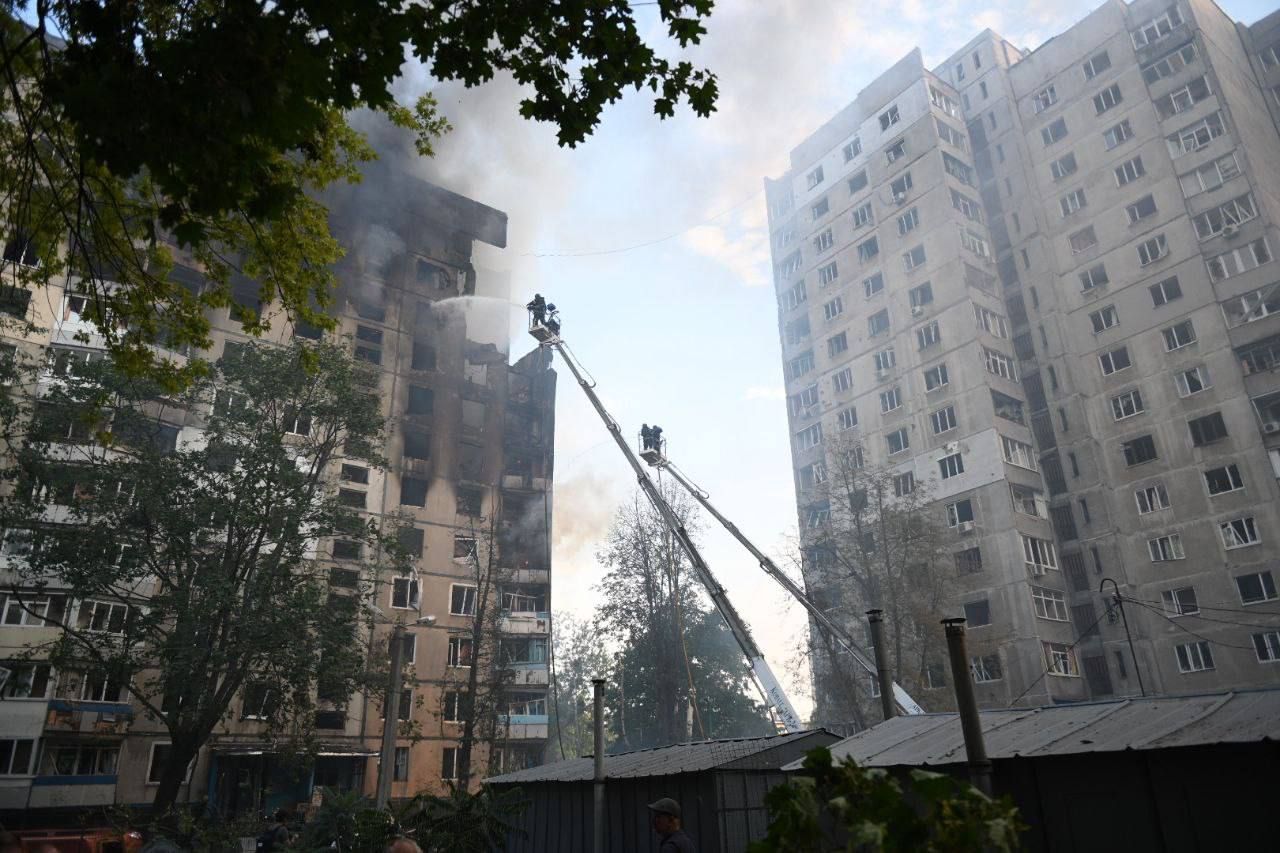 12-поверхова будівля у Харкові після атаки КАБа 30 серпня. Фото - Олег Синєгубов 12-поверхова будівля у Харкові після атаки КАБа 30 серпня. Фото - Олег Синєгубов