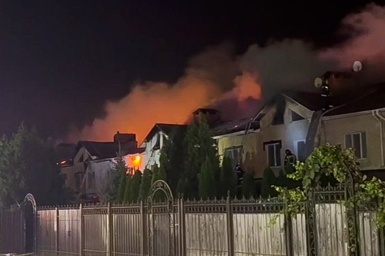 В Белгороде пылали жилые дома В Белгороде пылали жилые дома
