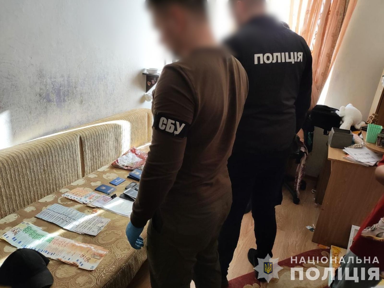 Заробили майже 3 млн грн: у Чернівцях розкрили схему незаконного виїзду чоловіків за кордон 1