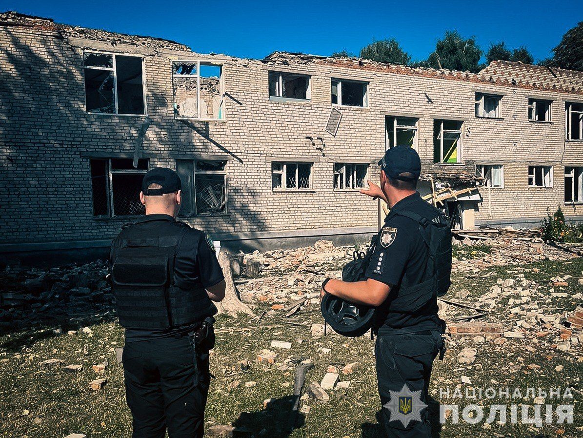 Оккупанты атаковали школы на Сумщине. Фото - Полиция Сумской области Оккупанты атаковали школы в Сумской области. Фото - Полиция Сумской области