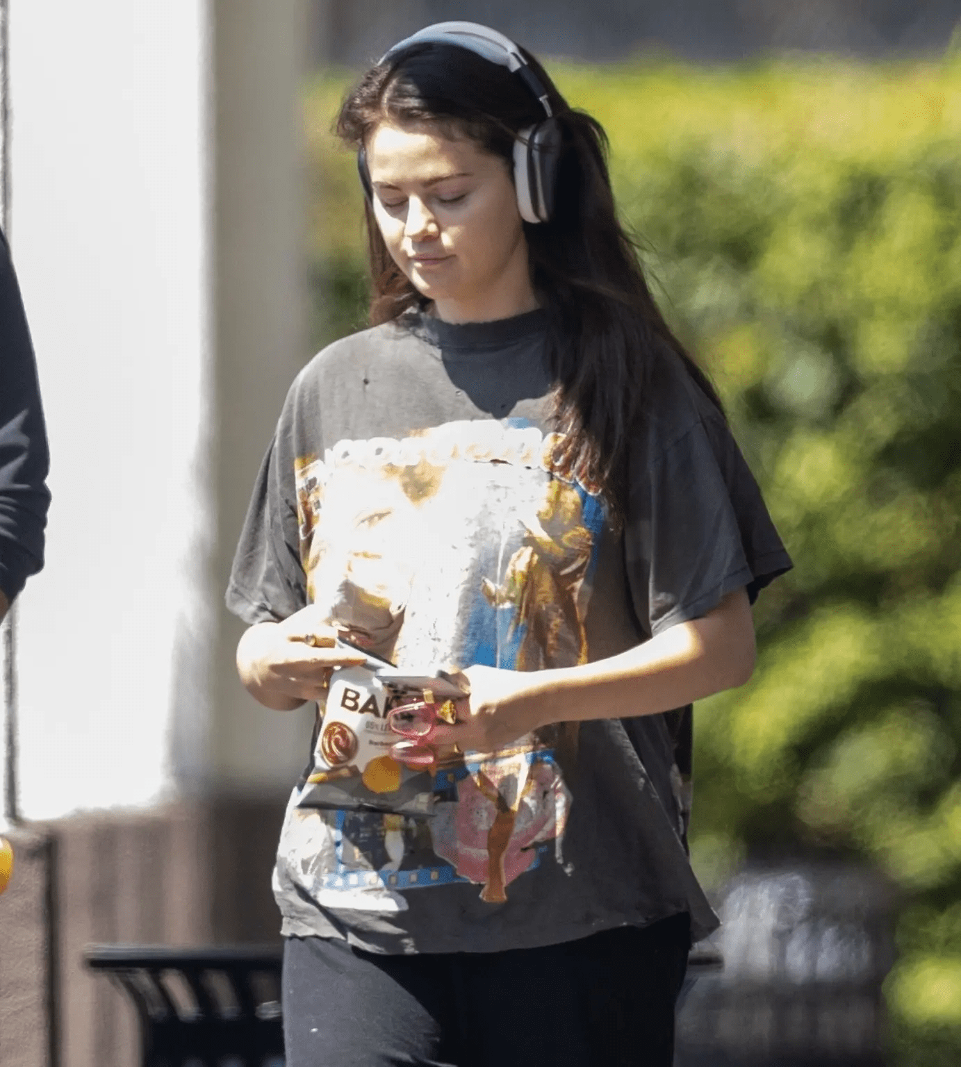 Телефон, окуляри, чіпси, кільце. Фото: Jesal/BackGrid