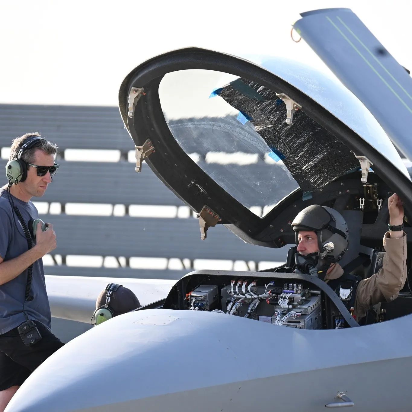 Пилот-испытатель Брайан Мейслер сидит в кабине модели 437 Vanguard Пилот-испытатель Брайан Мейслер сидит в кабине модели 437 Vanguard