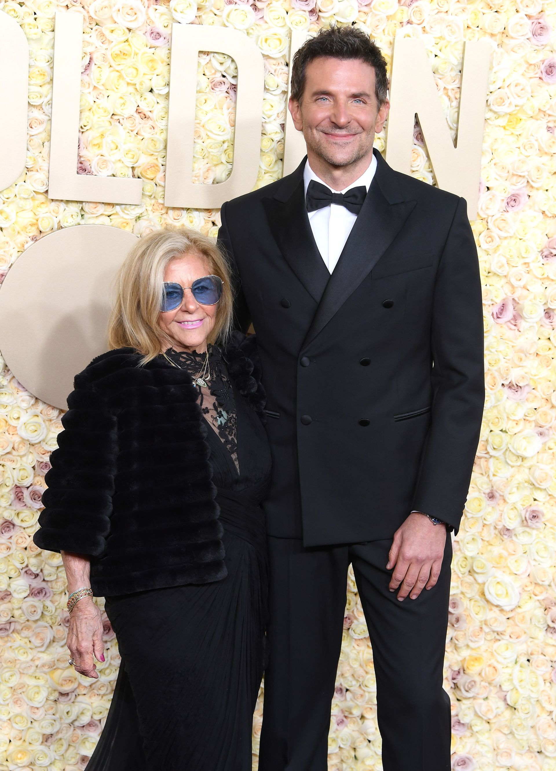 Бредлі Купер і його мати на «Золотому глобусі». Фото: Фото: Getty Images Бредлі Купер і його мати на «Золотому глобусі». Фото: Фото: Getty Images