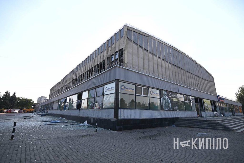 Пошкоджена будівля Палацу спору у Харкові. Фото - видання "Накипіло" Пошкоджена будівля Палацу спору у Харкові. Фото - видання "Накипіло"