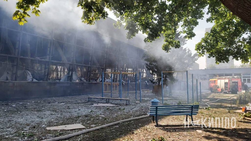 Будівлю після атаки РФ охопила сильна пожежа. Фото - видання "Накипіло" Будівлю після атаки РФ охопила сильна пожежа. Фото - видання "Накипіло"