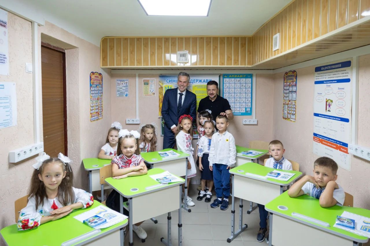 Володимир Зеленський і Дік Схооф зустрілися зі школярами Запоріжжя. Фото - пресслужба ОП Володимир Зеленський і Дік Схооф зустрілися зі школярами Запоріжжя. Фото - пресслужба ОП
