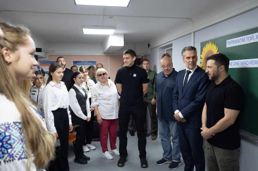 Володимир Зеленський і Дік Схооф зустрілися зі школярами Запоріжжя. Фото - пресслужба ОП Володимир Зеленський і Дік Схооф зустрілися зі школярами Запоріжжя. Фото - пресслужба ОП