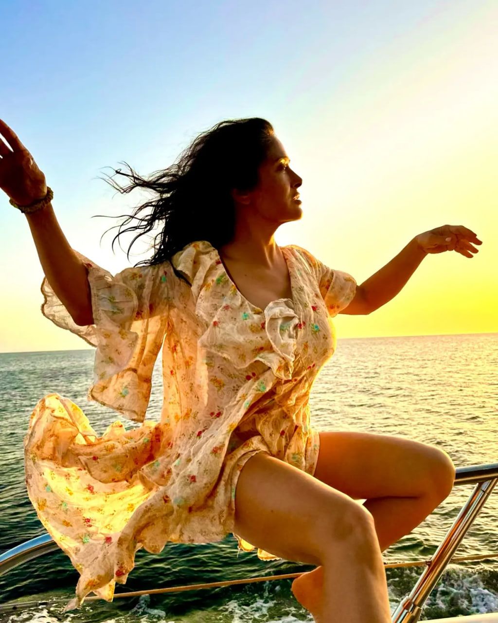 Верхняя часть варьировалась от сексуальных бретелей через шею до глубоких вырезов Верхняя часть варьировалась от сексуальных бретелей через шею до глубоких вырезов