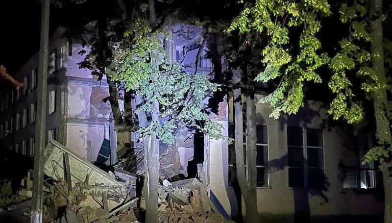 Росіяни вдарили з авіації по Сумах: поцілили в один з університетів міста, є поранені 2