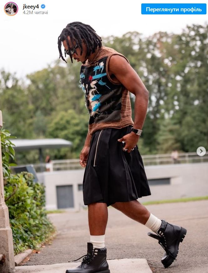 Футболист Барсы и сборной Франции прибыл на сборы в экстравагантной юбке и тяжелых сапогах 1