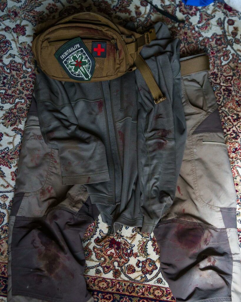 Одежда военных госпитальеров после операции спасения Одежда военных госпитальеров после операции спасения