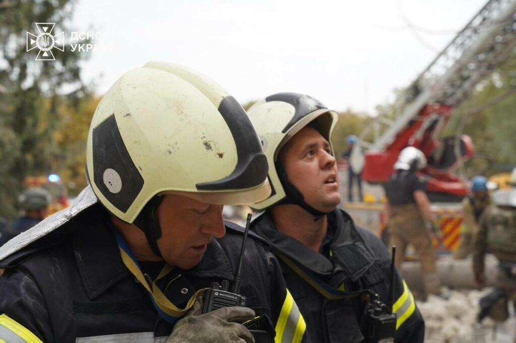 Сотрудники ГСЧС искали погибших под завалами Сотрудники ГСЧС искали погибших под завалами