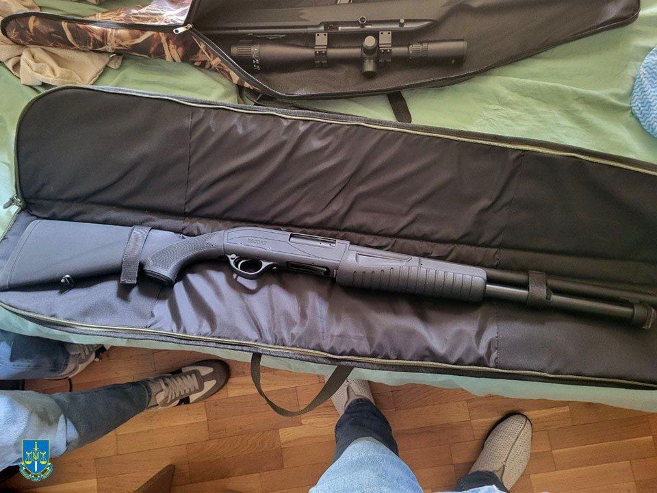 У чоловіка також вилучили мисливську рушницю. Фото - Офіс Генпрокурора У чоловіка також вилучили мисливську рушницю. Фото - Офіс Генпрокурора