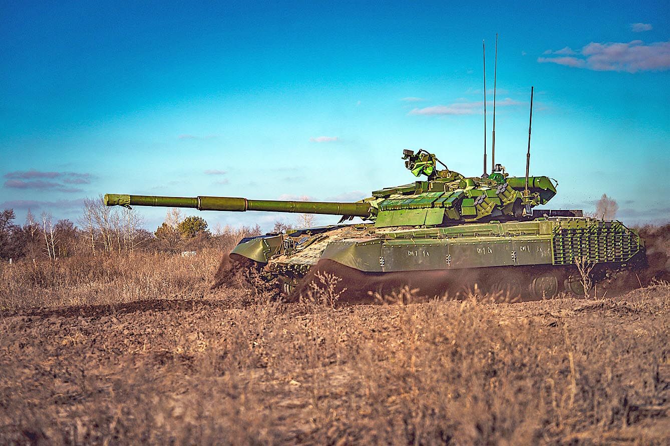 Модернізований командирський танк Т-64БВК під час польових випробувань. Фото з архіву ХБТЗ Модернізований командирський танк Т-64БВК під час польових випробувань. Фото з архіву ХБТЗ