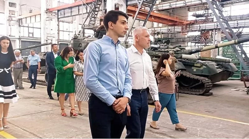 Герман Сметанін та мер Харкова Ігор Терехов на місцевому бронетанковому заводі у липні 2021 року Герман Сметанін та мер Харкова Ігор Терехов на місцевому бронетанковому заводі у липні 2021 року