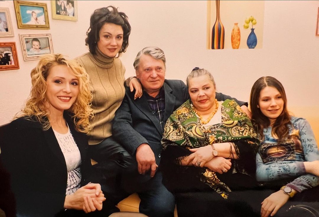 Ольга Сумська з сестрою, батьками та старшою донькою Антоніною (праворуч) Ольга Сумська з сестрою, батьками та старшою донькою Антоніною (праворуч)