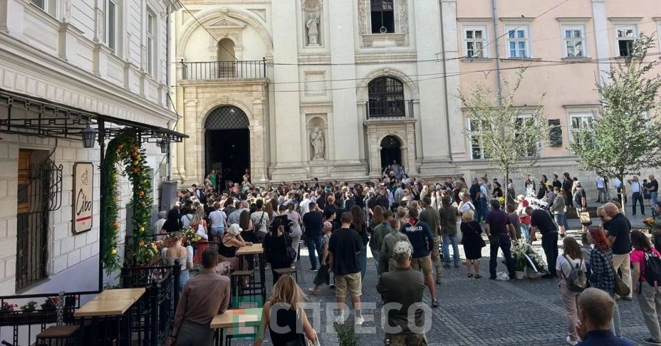 Площа перед Гарнізонним храмом святих Павла і Петра вщент заповнена. Фото: Емма Стадник