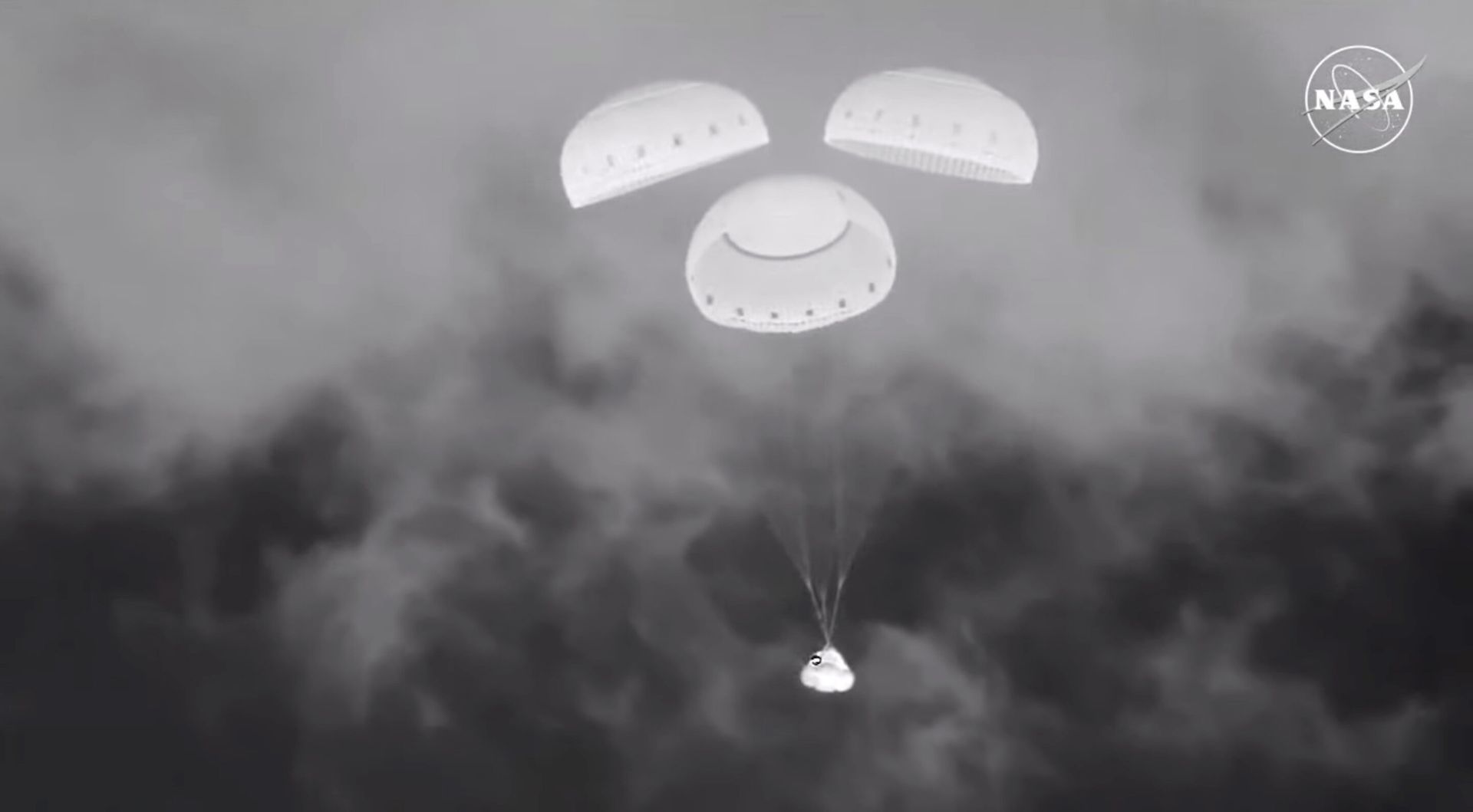 На цьому зображенні з відео, наданого NASA, порожня капсула Boeing Starliner пливе вниз до ракетного полігону Уайт-Сендз у Нью-Мексико ввечері в п’ятницю, 6 вересня 2024 року, після відстикування від Міжнародної космічної станції. Авторство зображення: NASA через AP На цьому зображенні з відео, наданого NASA, порожня капсула Boeing Starliner пливе вниз до ракетного полігону Уайт-Сендз у Нью-Мексико ввечері в п’ятницю, 6 вересня 2024 року, після відстикування від Міжнародної космічної станції. Авторство зображення: NASA через AP