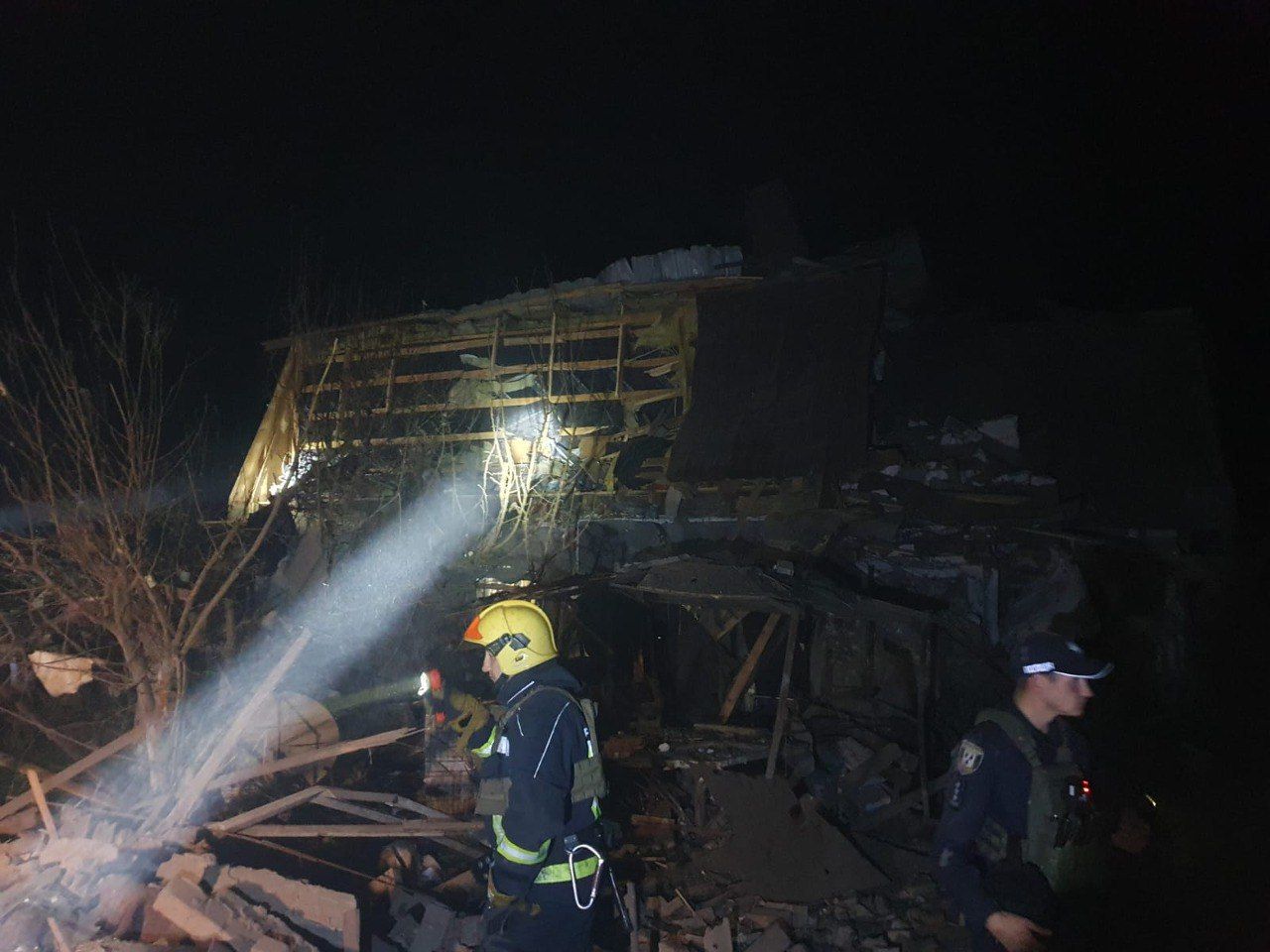 Россияне ночью обстреляли Сумы. Фото - Сумская ОВА Россияне ночью обстреляли Сумы. Фото - Сумская ОВА