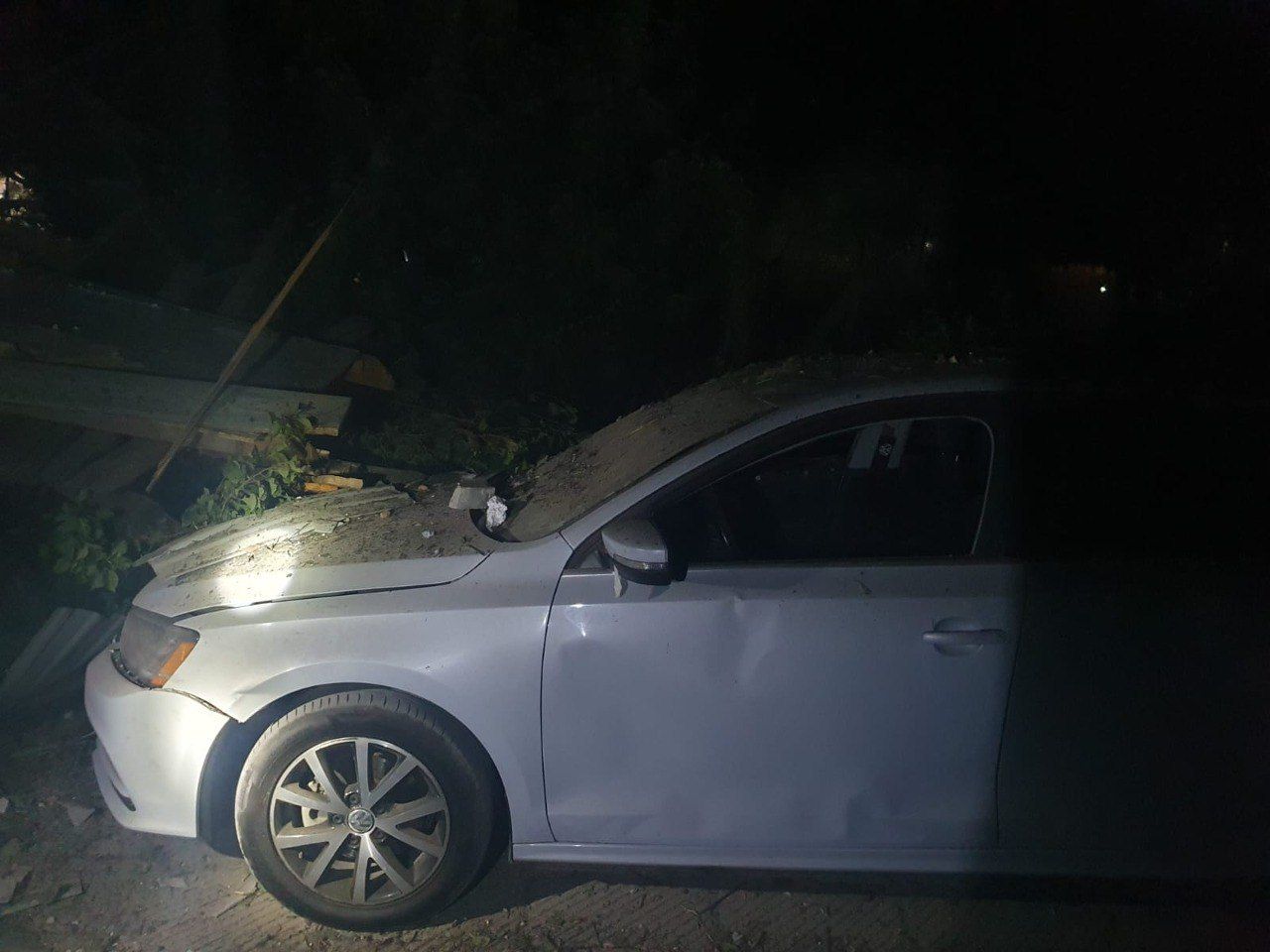 Поврежден автомобиль из-за атаки РФ по Сумам 8 сентября. Фото - Сумская ОВА Поврежден автомобиль из-за атаки РФ по Сумам 8 сентября. Фото - Сумская ОВА