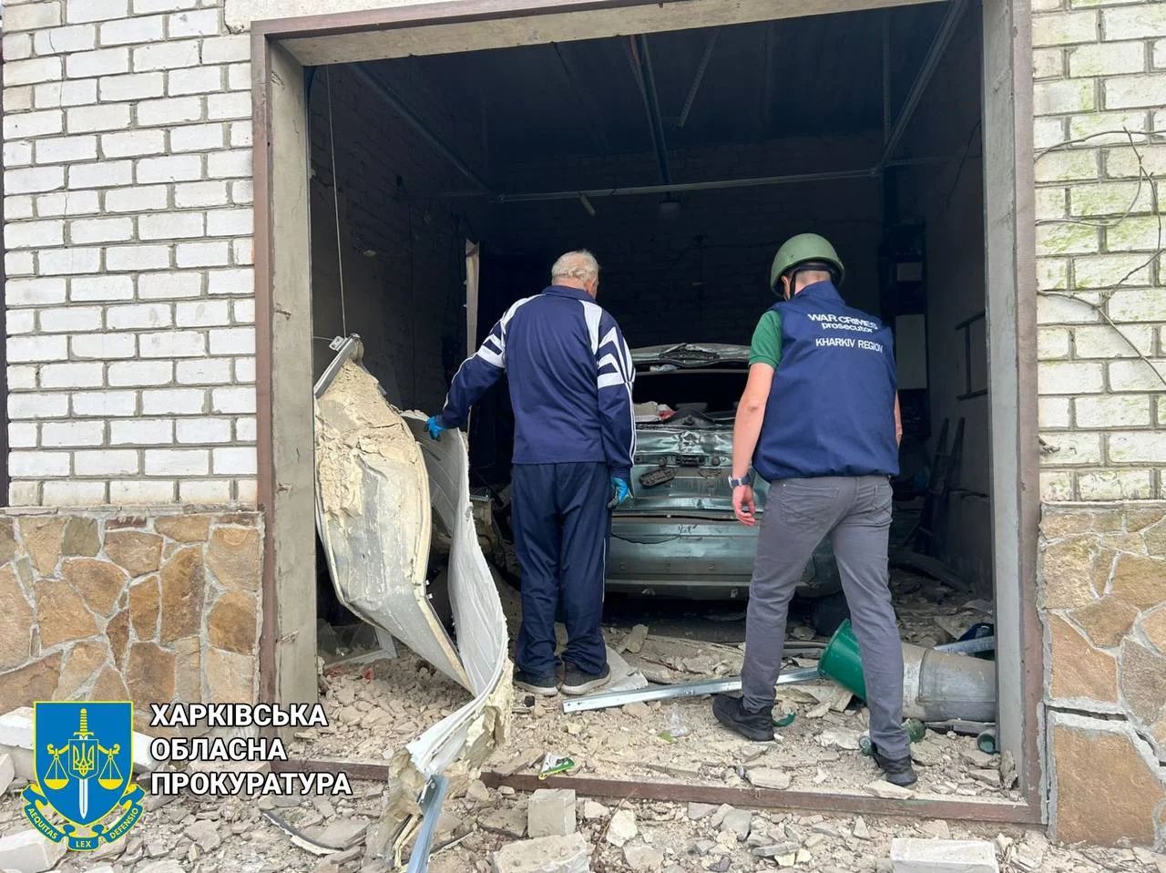 Росіяни пошкодили гаражі та автівки. Фото - Харківська обласна прокуратура Росіяни пошкодили гаражі та автівки. Фото - Харківська обласна прокуратура