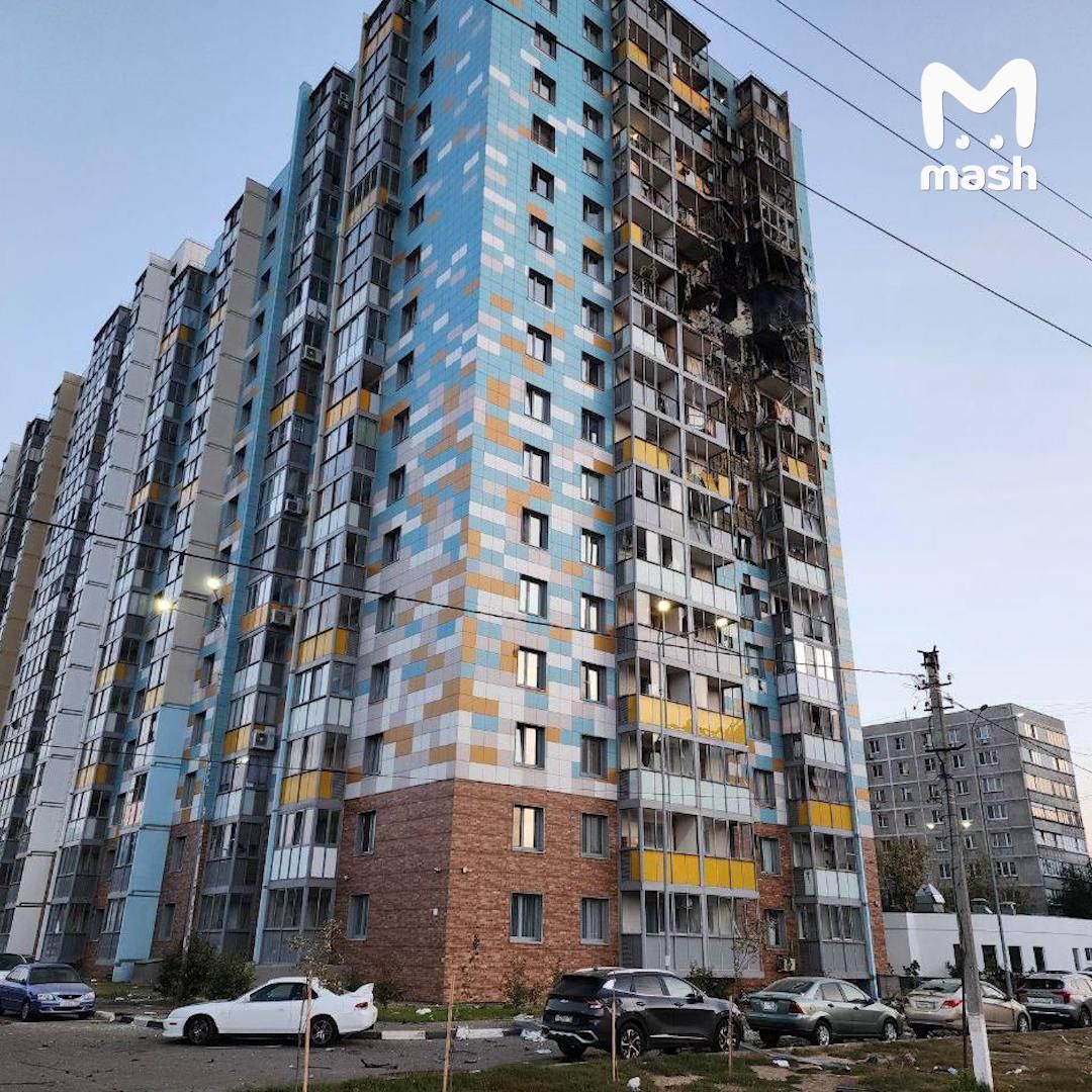 Будинок, в який врізався дрон Будинок, в який врізався дрон