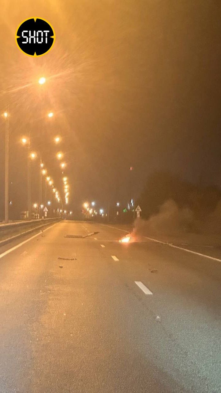 Уламки дронів на трасі Уламки дронів на трасі