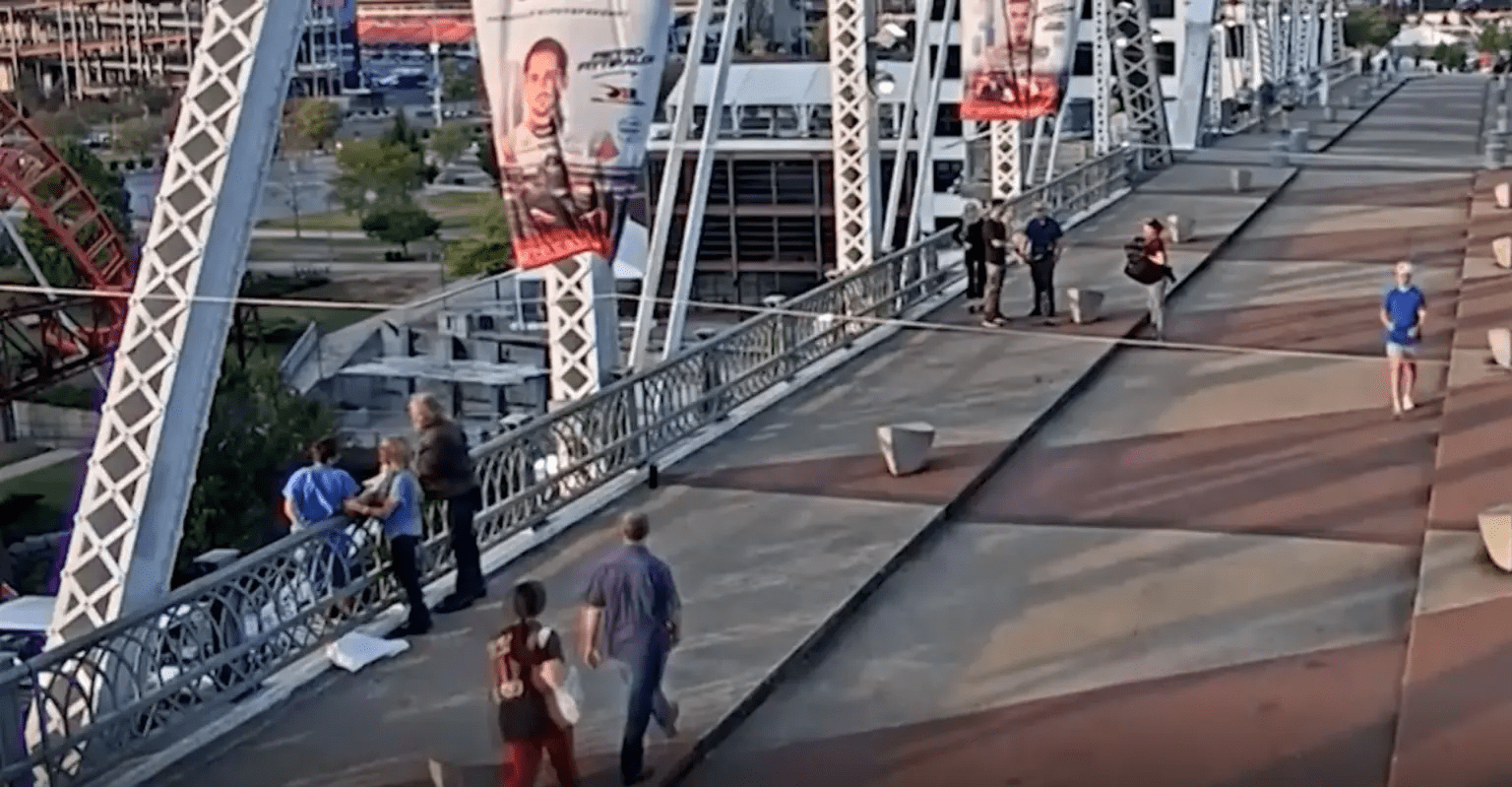 Музыкант и его помощница убеждают женщину не прыгать с моста. Фото: Metropolitan Nashville Police Department Музыкант и его помощница убеждают женщину не прыгать с моста. Фото: Metropolitan Nashville Police Department