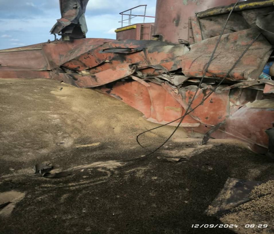 Ворог ракетами спалює українську пшеницю, провокуючи голод. Фото - соцмережі Володимир Зеленський