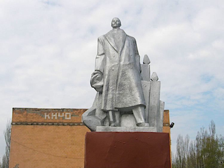 В Украинске стоял Ленин с муравьиной головой, потому что предыдущую кто-то отбил В Украинске стоял Ленин с муравьиной головой, потому что предыдущую кто-то отбил