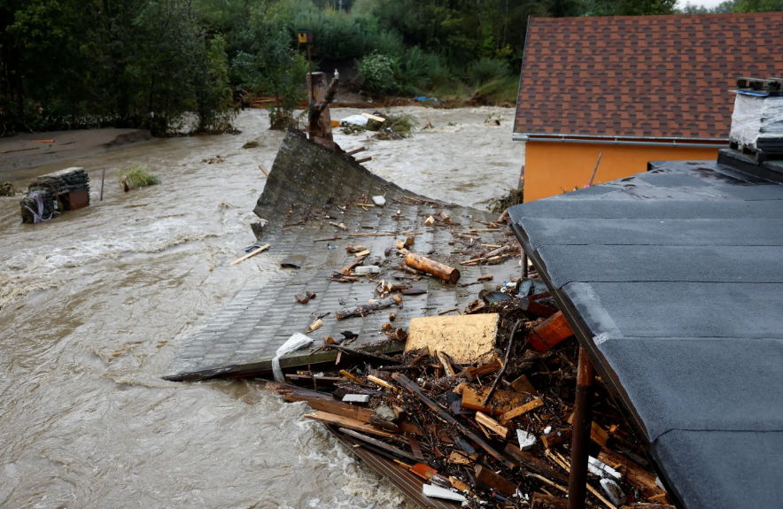 Катастрофічна повінь у Чехії: висока вода почала руйнувати будинки, до порятунку людей залучили авіацію 2