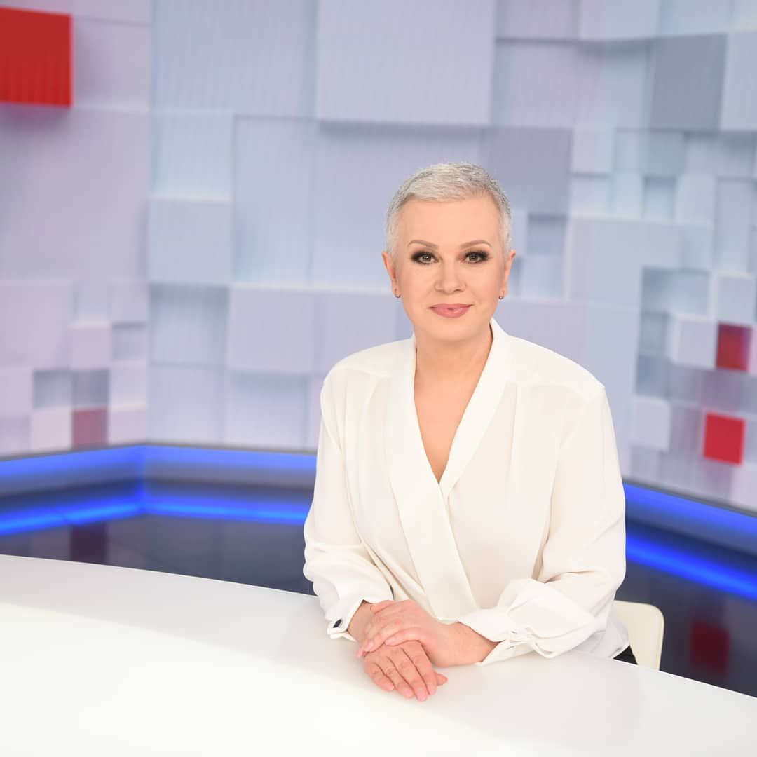 Телеведуча Алла Мазур в студії ТСН Телеведуча Алла Мазур в студії ТСН