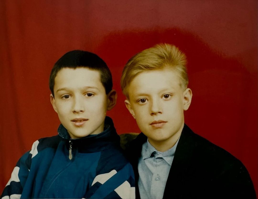 Андрій Федінчик (ліворуч) з другм Олексієм в дитинстві Андрій Федінчик (ліворуч) з другм Олексієм в дитинстві