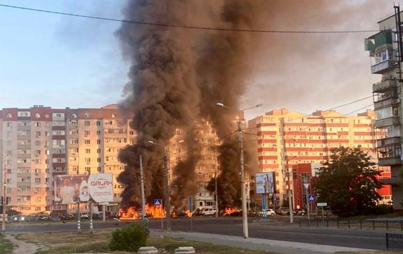 Пожежа у Сумах на проспекті Свободи 17 серпня вранці через російський обстріл. Фото: t.me/drozdenko_sumy