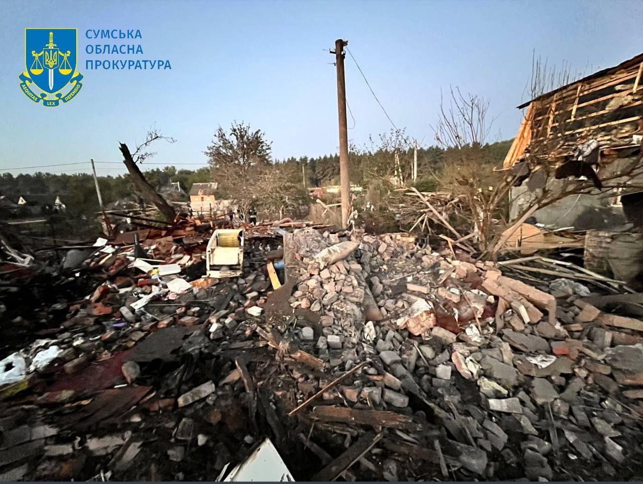 Наслідки удару по Сумах 8 вересня, коли загинуло подружжя і четверо осіб постраждали. Фото: прокуратура
