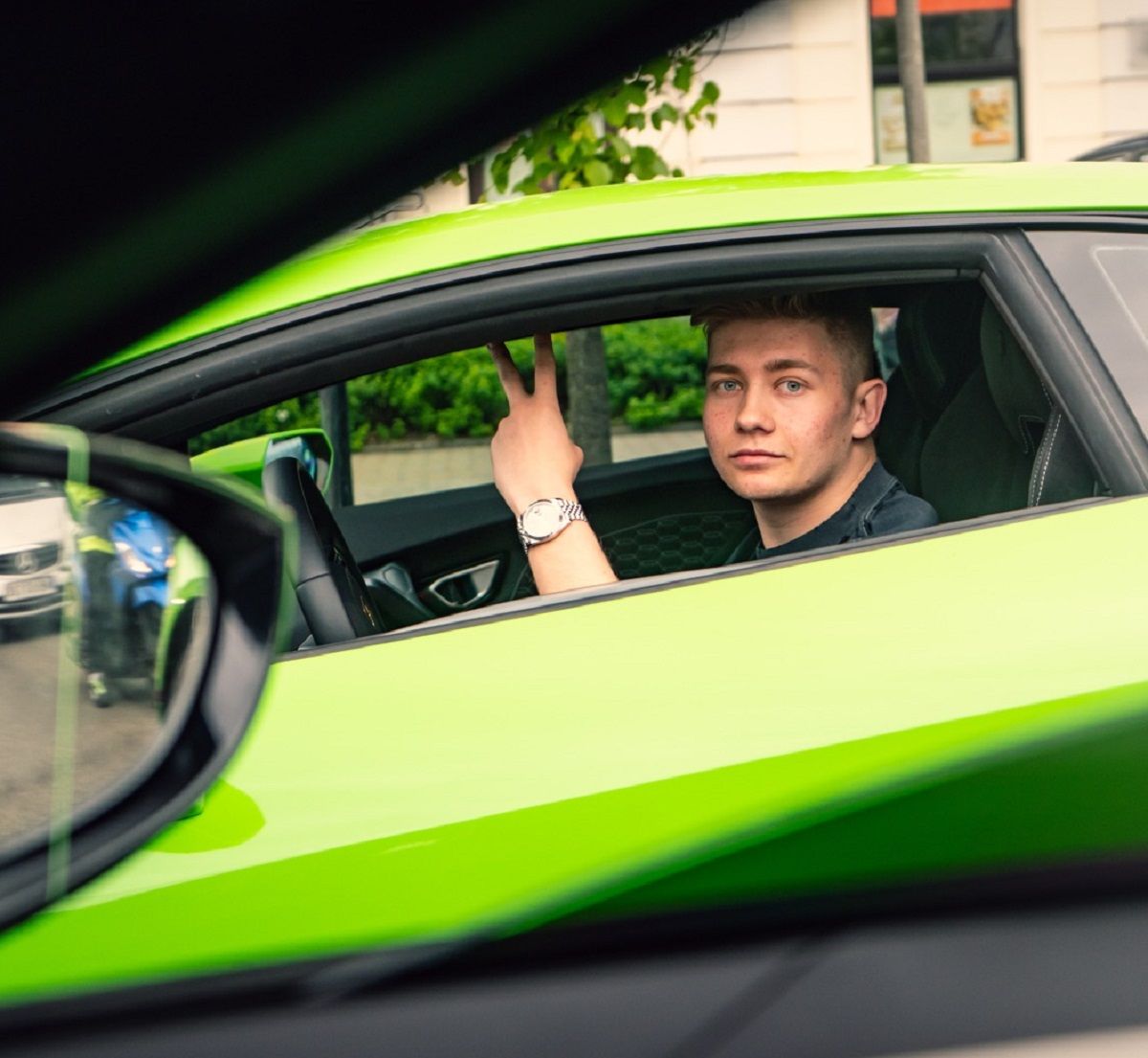 Кто донатит, а кто на Maserati: украинцы во время войны покупают люксовые авто в шокирующих количествах 4