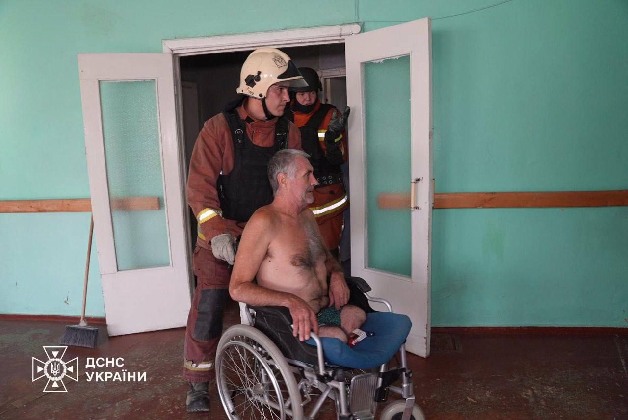 Росіяни скинули бомбу по пансіонату у Сумах, де були літні люди: є жертва та поранені (фото) 3