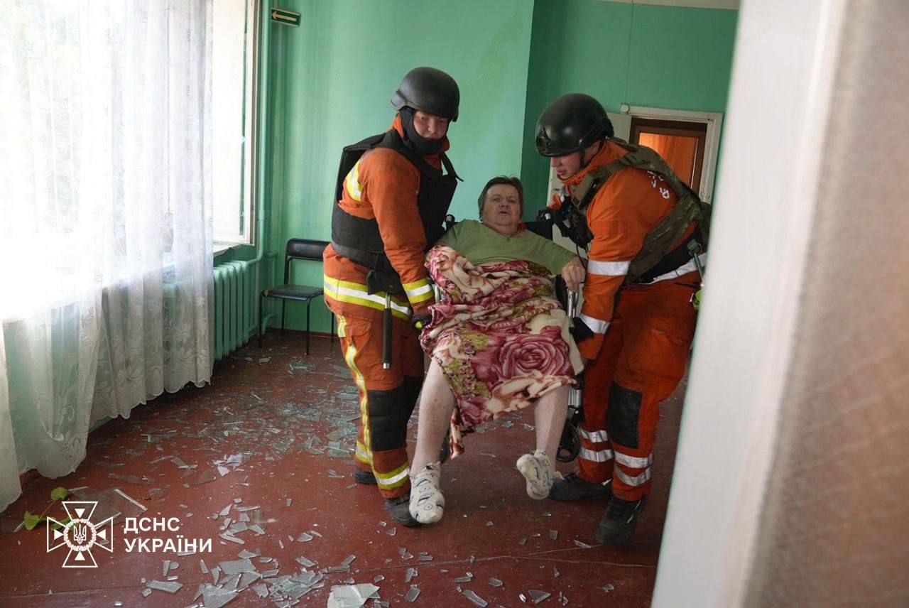 Росіяни скинули бомбу по пансіонату у Сумах, де були літні люди: є жертва та поранені (фото) 2