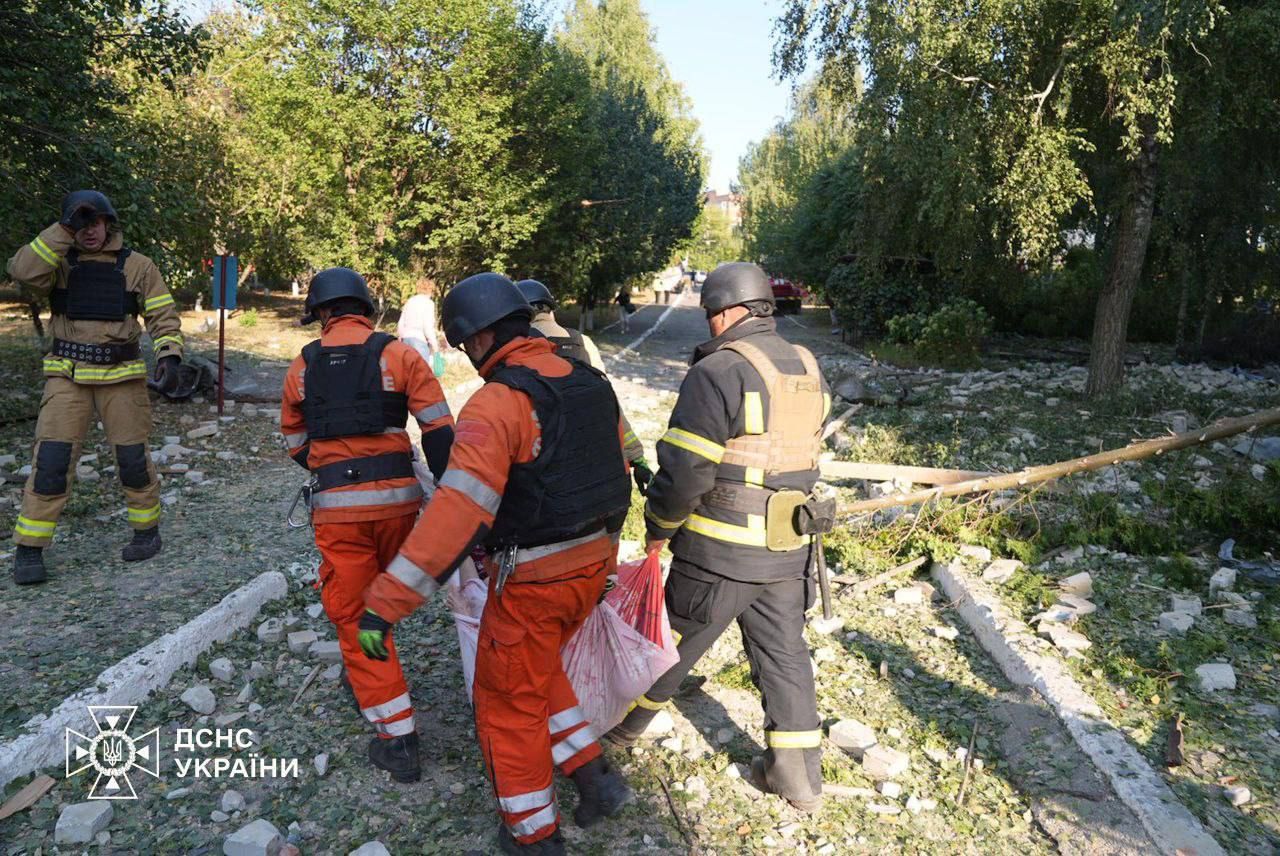 Росіяни скинули бомбу по пансіонату у Сумах, де були літні люди: є жертва та поранені (фото) 5