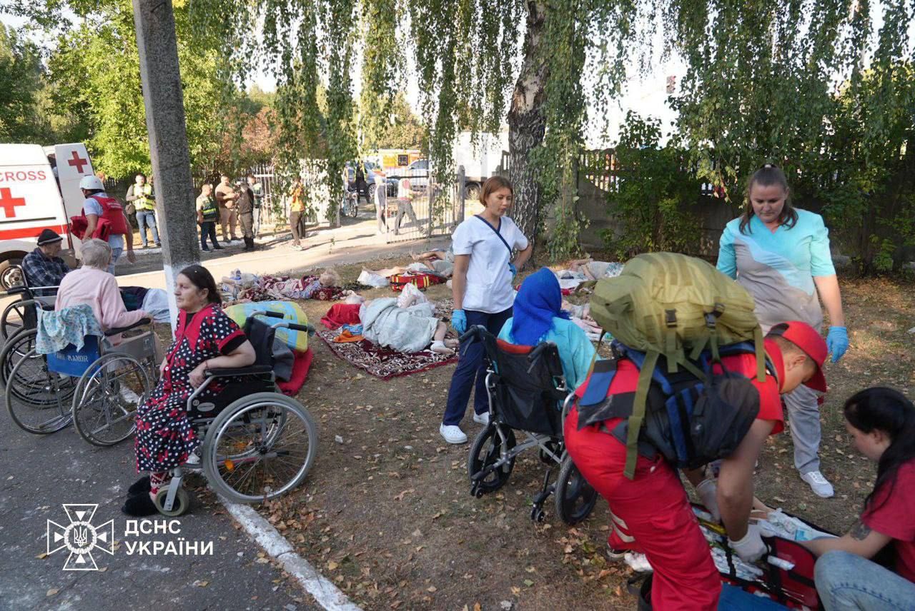 Росіяни скинули бомбу по пансіонату у Сумах, де були літні люди: є жертва та поранені (фото) 1
