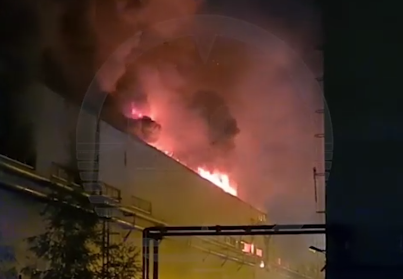 У Підмосков'ї палає найбільший склад РФ: стовп диму видно за кілометри (відео) 1