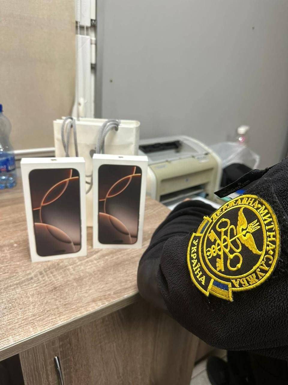 На кордоні з Румунією виявили першу партію контрабанди iPhone 16 (фото) 1