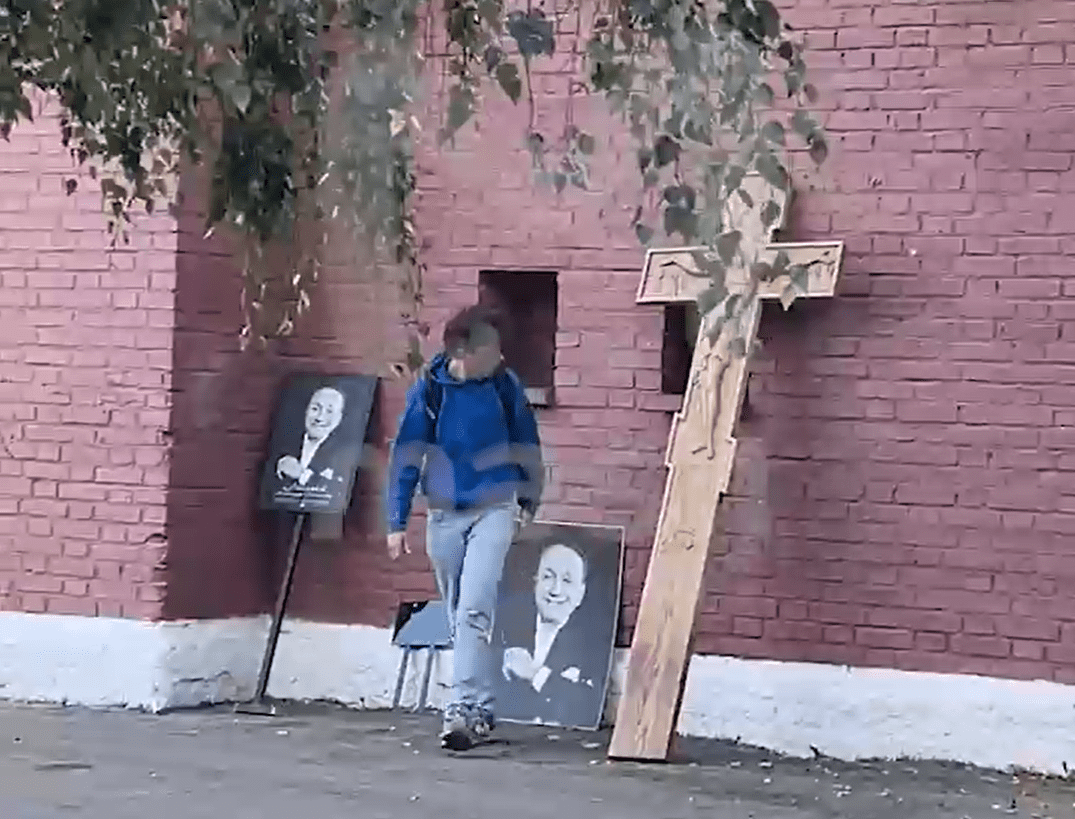 Витягнув із могили хрест і фотографії. Фото: @Mash