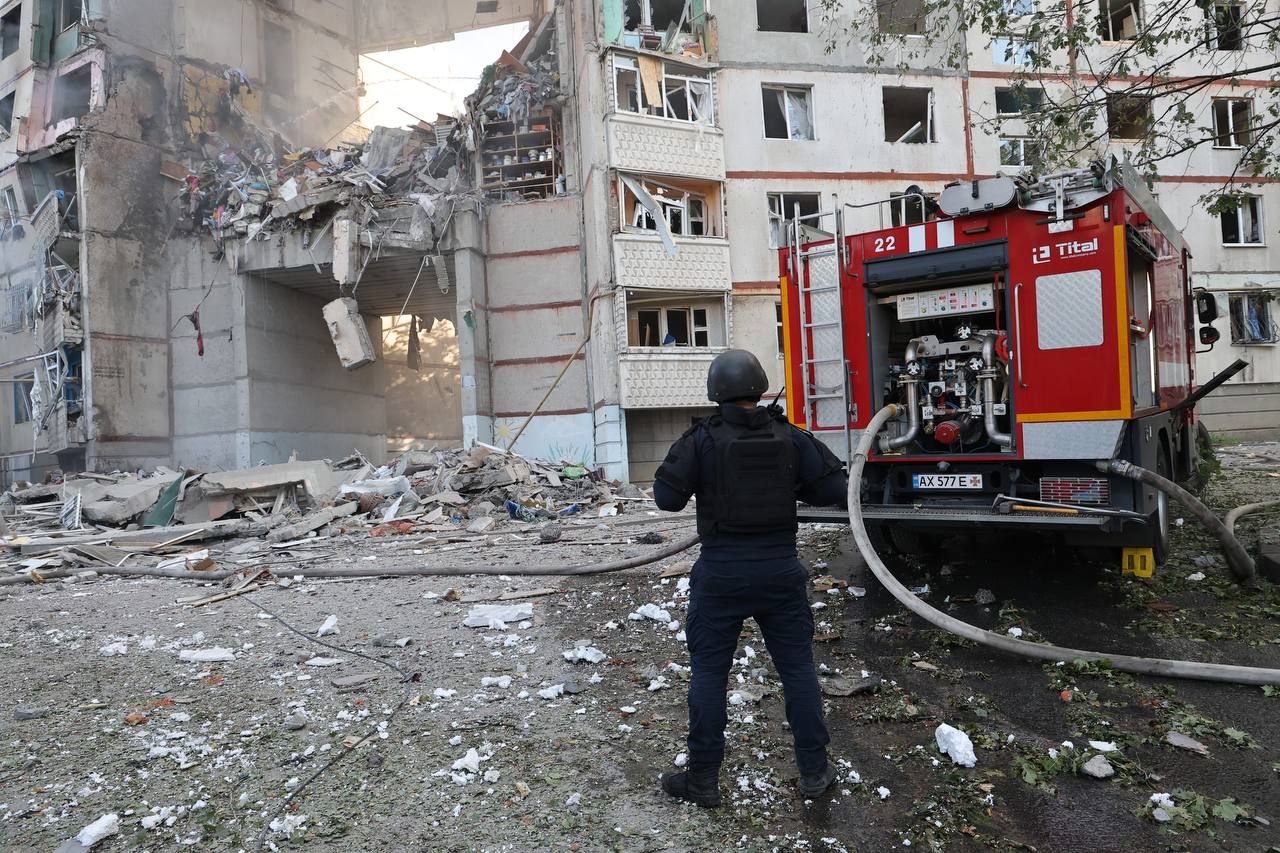 Окупантії у Харкові розбомбили хлібозавод та вбили там жінку: всього у місті було шість вибухів за 20 хвилин - фото 6