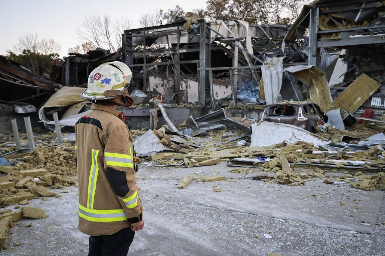 Окупантії у Харкові розбомбили хлібозавод та вбили там жінку: всього у місті було шість вибухів за 20 хвилин - фото 1
