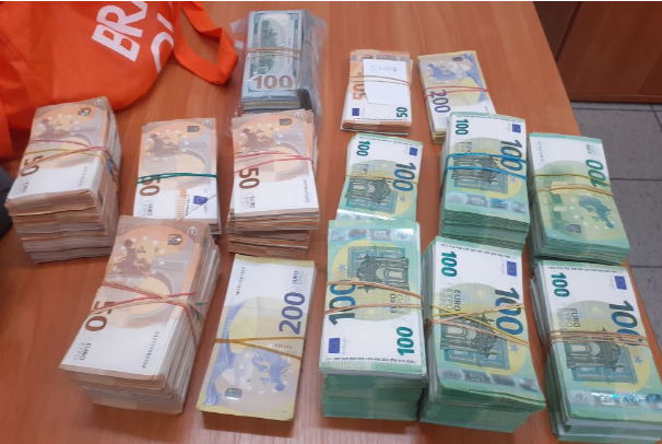 Женщина перевозила свыше €355 тыс. и $46 тыс. Женщина перевозила свыше €355 тыс. и $46 тыс.