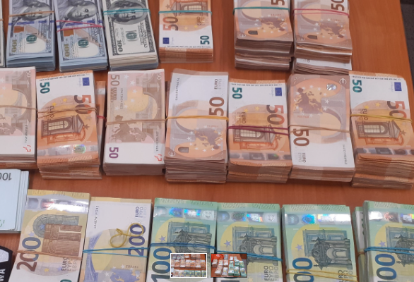 Эквивалент незадекларированных наличных в евро и долларах равен 1,7 млн злотых Эквивалент незадекларированных наличных в евро и долларах равен 1,7 млн злотых