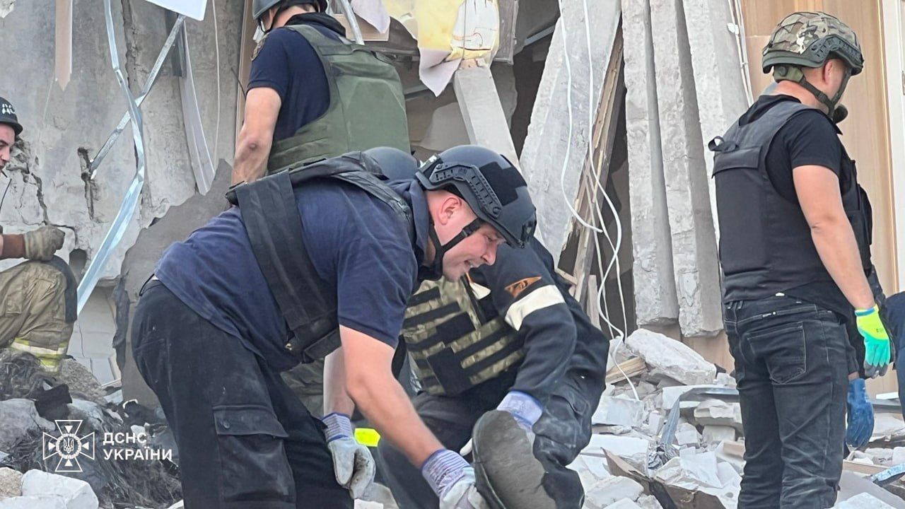 Спасатели разбирают завалы в кривом Роге